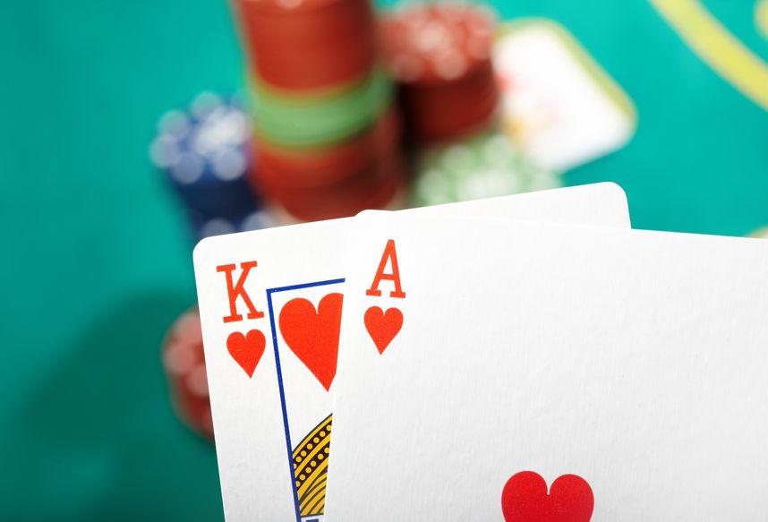 Online Poker Boosted by the Live Casino Format